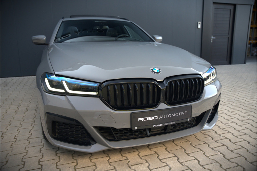 BMW 5 Serie Touring 530i High Executive M Sport | Panoramadak | Head-Up Display | Laser | Trekhaak | Stoelverwarming | Stuurverwarming | Memory Seats | Keyless | Adaptive Cruise Control | Comfort Seats | Shadowline | BTW | NAP | Dealer Ond