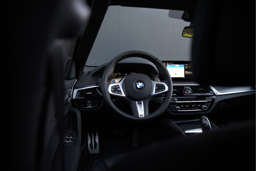 BMW 5 Serie Touring 530i High Executive M Sport | Panoramadak | Head-Up Display | Laser | Trekhaak | Stoelverwarming | Stuurverwarming | Memory Seats | Keyless | Adaptive Cruise Control | Comfort Seats | Shadowline | BTW | NAP | Dealer Ond