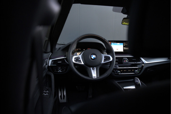 BMW 5 Serie Touring 530i High Executive M Sport | Panoramadak | Head-Up Display | Laser | Trekhaak | Stoelverwarming | Stuurverwarming | Memory Seats | Keyless | Adaptive Cruise Control | Comfort Seats | Shadowline | BTW | NAP | Dealer Ond