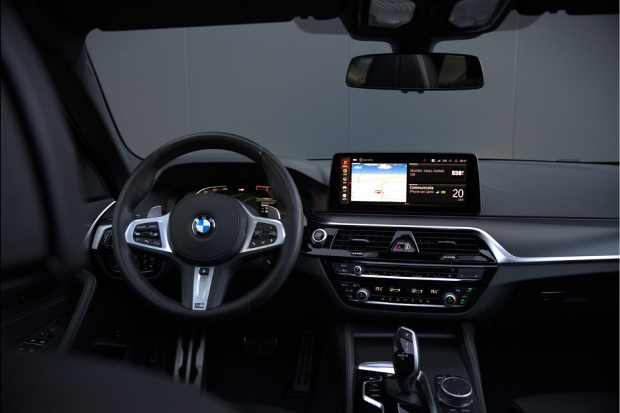 BMW 5 Serie Touring 530i High Executive M Sport | Panoramadak | Head-Up Display | Laser | Trekhaak | Stoelverwarming | Stuurverwarming | Memory Seats | Keyless | Adaptive Cruise Control | Comfort Seats | Shadowline | BTW | NAP | Dealer Ond