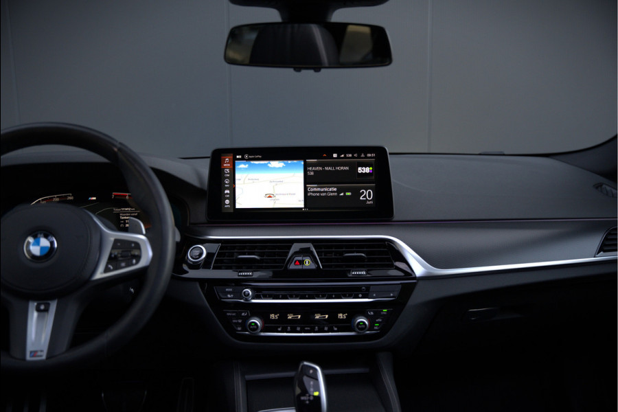 BMW 5 Serie Touring 530i High Executive M Sport | Panoramadak | Head-Up Display | Laser | Trekhaak | Stoelverwarming | Stuurverwarming | Memory Seats | Keyless | Adaptive Cruise Control | Comfort Seats | Shadowline | BTW | NAP | Dealer Ond
