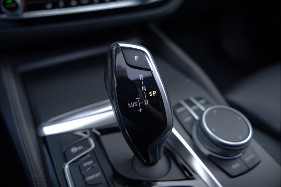 BMW 5 Serie Touring 530i High Executive M Sport | Panoramadak | Head-Up Display | Laser | Trekhaak | Stoelverwarming | Stuurverwarming | Memory Seats | Keyless | Adaptive Cruise Control | Comfort Seats | Shadowline | BTW | NAP | Dealer Ond