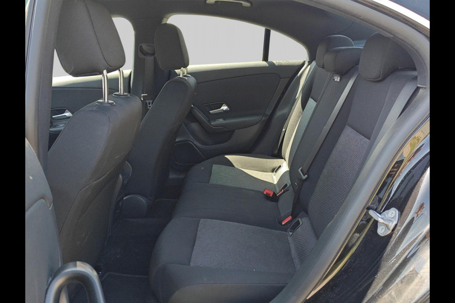 Mercedes-Benz CLA-Klasse 180 Business Solution | automaat | widescreen | blind-spot | LED | stoelverwarming | dealer onderhouden