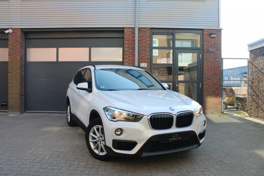 BMW X1 sDrive16d Executive | Parkeersonsoren | Aut. kofferbak