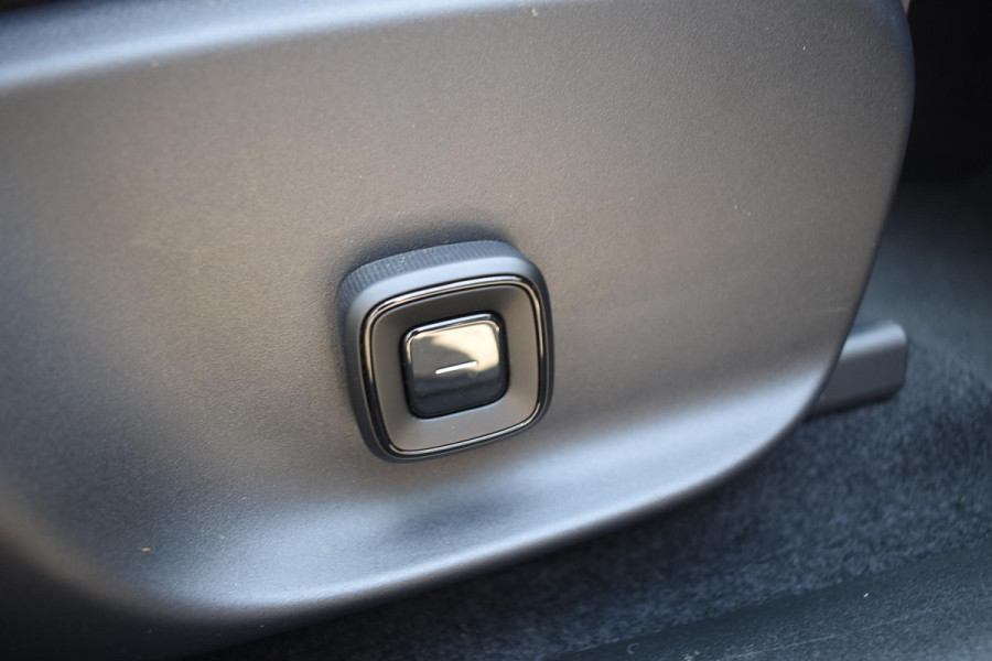 Volvo EX30 Twin Motor Performance Ultra 69 kWh / 428PK / 360 graden camera / Pilot assist / Park assist / Panoramadak / Voorstoelen en stuurwiel verwarmd / Elektrisch verstelbare stoelen