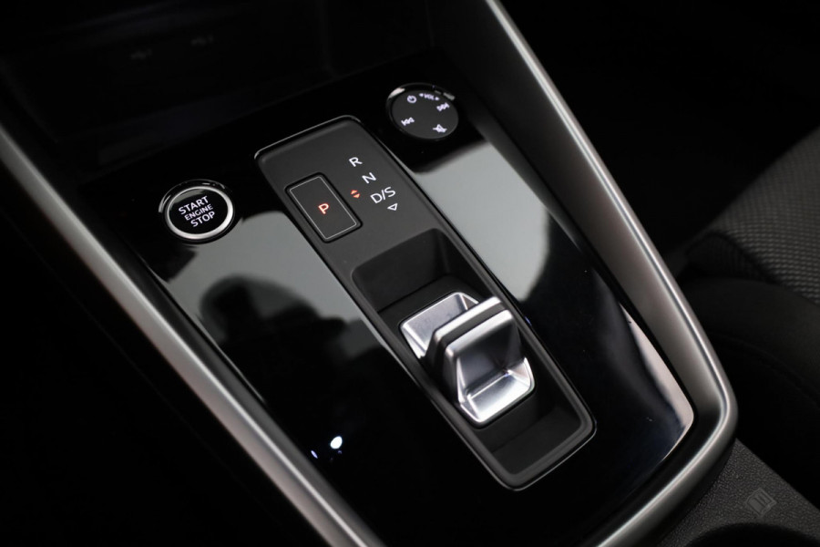 Audi A3 Limousine 30 TFSI Advanced edition 110pk S-tronic | Navigatie | Stoelverwarming | 17 inch lichtmetalen velgen | Parkeerassistent | Climatronic