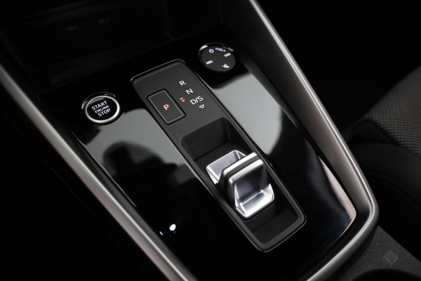 Audi A3 Limousine 30 TFSI Advanced edition 110pk S-tronic | Navigatie | Stoelverwarming | 17 inch lichtmetalen velgen | Parkeerassistent | Climatronic