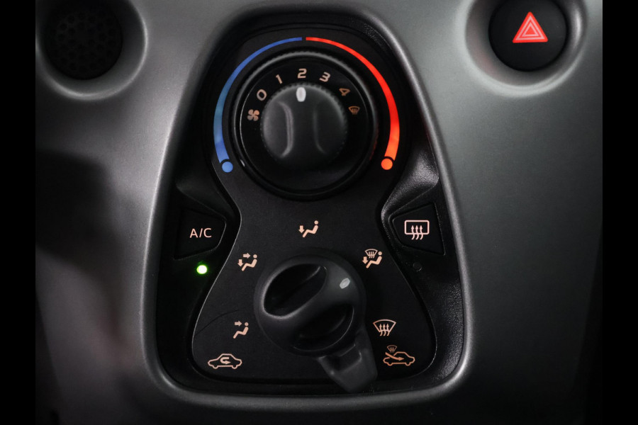 Toyota Aygo 1.0 VVT-i X-Play Bi-Tone Automaat | Apple Carplay & AndroidAUTO | Lichtmetalen velgen | Camera |