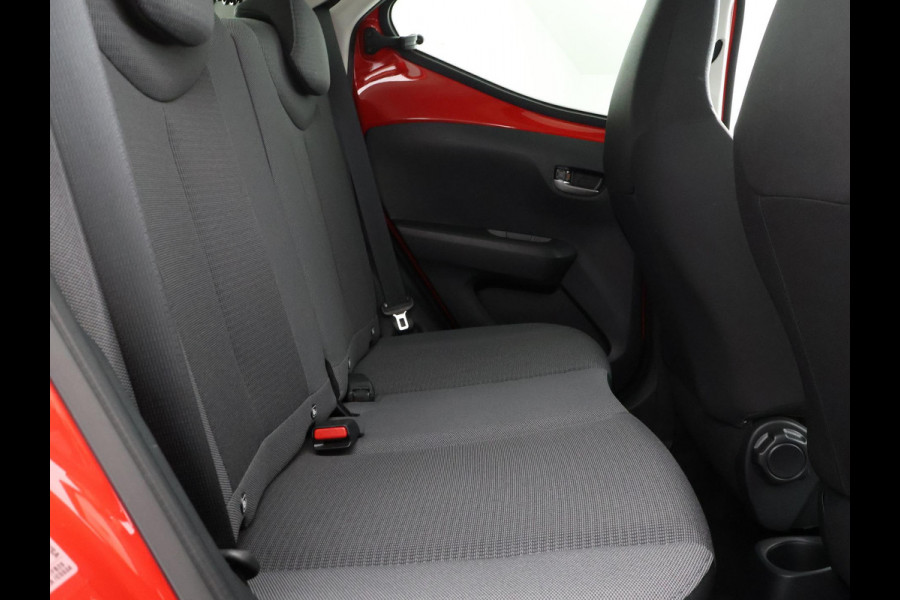 Toyota Aygo 1.0 VVT-i X-Play Bi-Tone Automaat | Apple Carplay & AndroidAUTO | Lichtmetalen velgen | Camera |