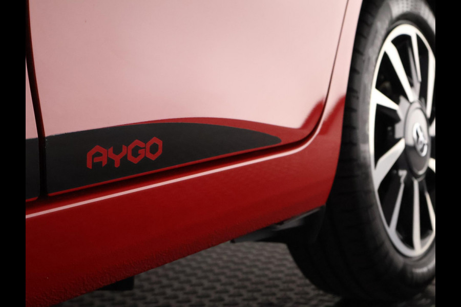 Toyota Aygo 1.0 VVT-i X-Play Bi-Tone Automaat | Apple Carplay & AndroidAUTO | Lichtmetalen velgen | Camera |
