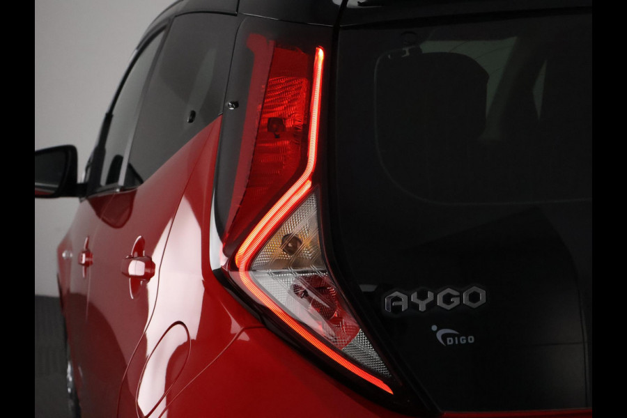 Toyota Aygo 1.0 VVT-i X-Play Bi-Tone Automaat | Apple Carplay & AndroidAUTO | Lichtmetalen velgen | Camera |