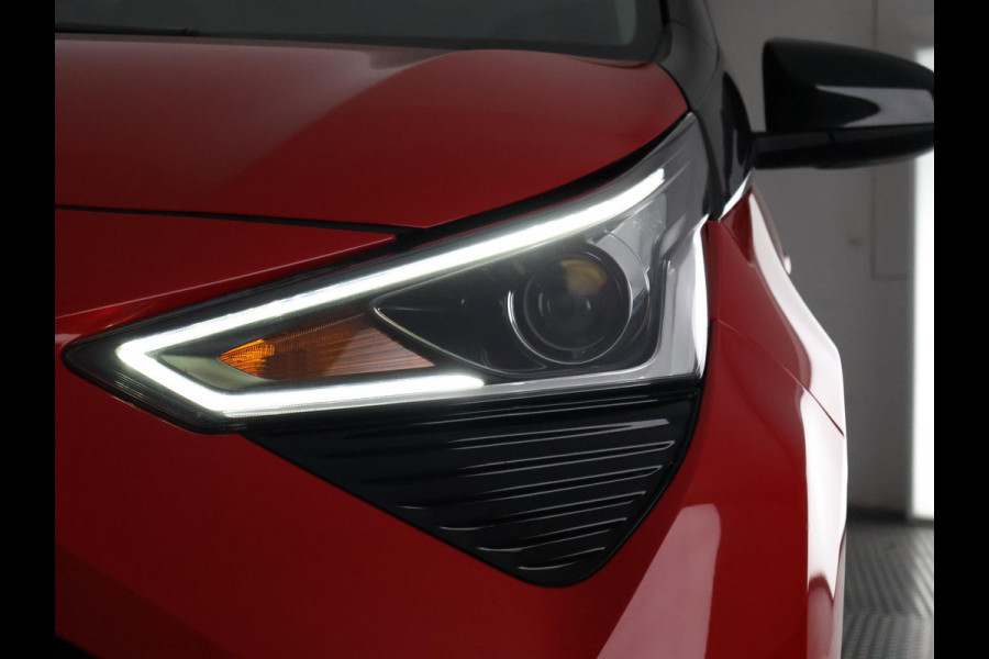 Toyota Aygo 1.0 VVT-i X-Play Bi-Tone Automaat | Apple Carplay & AndroidAUTO | Lichtmetalen velgen | Camera |