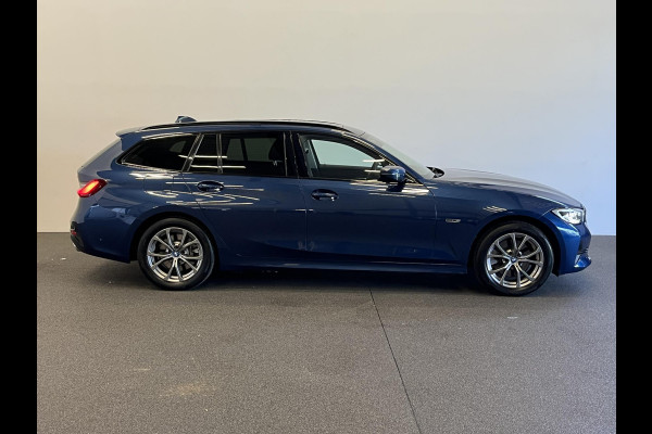 BMW 3 Serie Touring 320e Sportline Aut-8 Panoramadak HUD Laser Licht Adaptive Cruise Trekhaak Leder Navi PDC VA