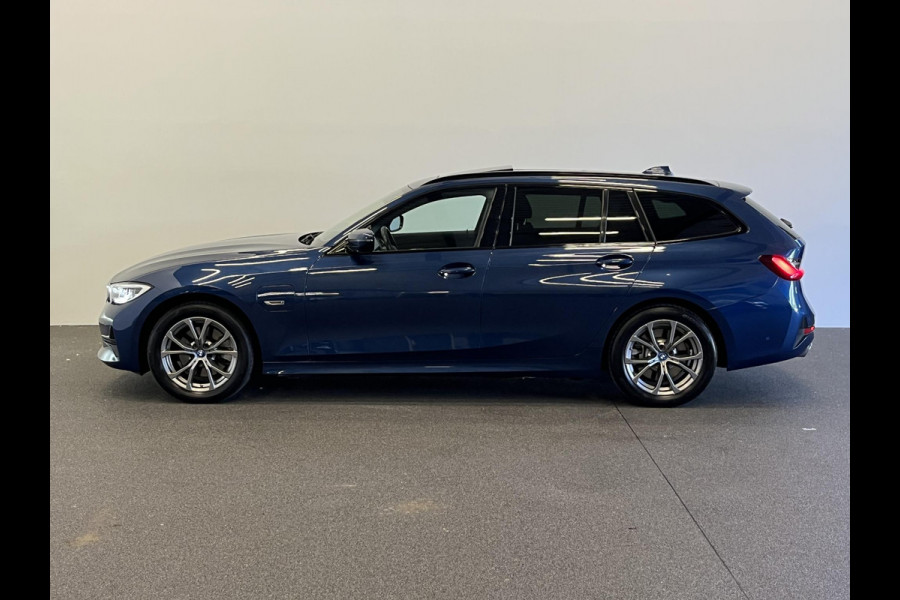 BMW 3 Serie Touring 320e Sportline Aut-8 Panoramadak HUD Laser Licht Adaptive Cruise Trekhaak Leder Navi PDC VA