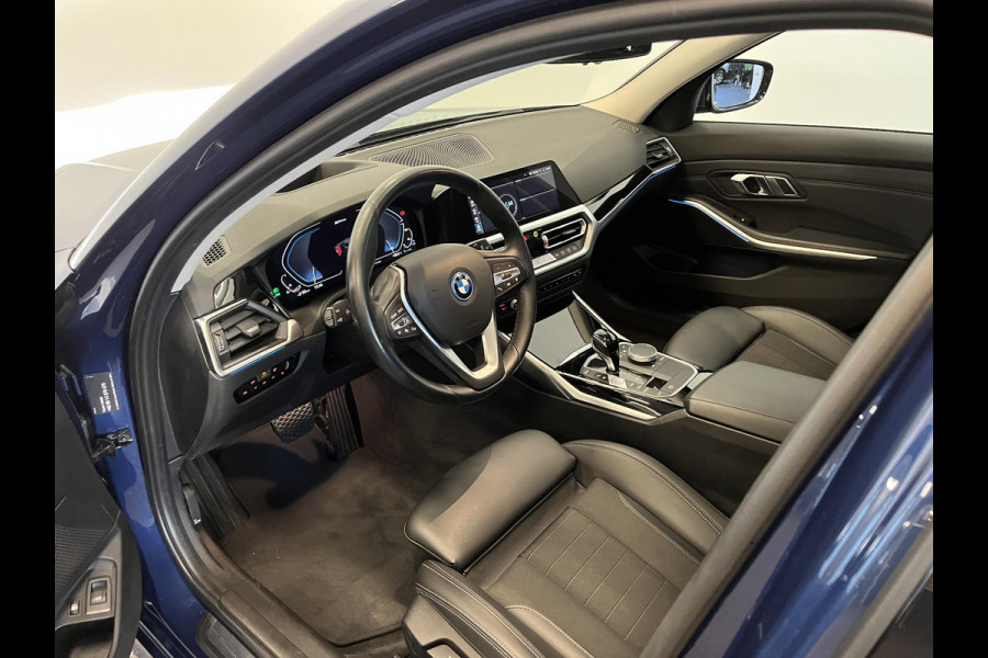 BMW 3 Serie Touring 320e Sportline Aut-8 Panoramadak HUD Laser Licht Adaptive Cruise Trekhaak Leder Navi PDC VA