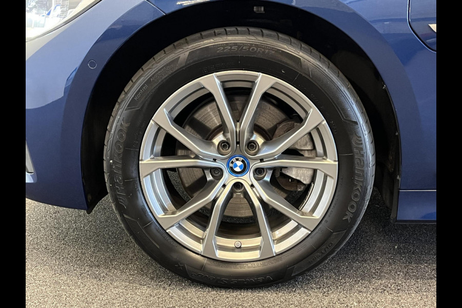 BMW 3 Serie Touring 320e Sportline Aut-8 Panoramadak HUD Laser Licht Adaptive Cruise Trekhaak Leder Navi PDC VA