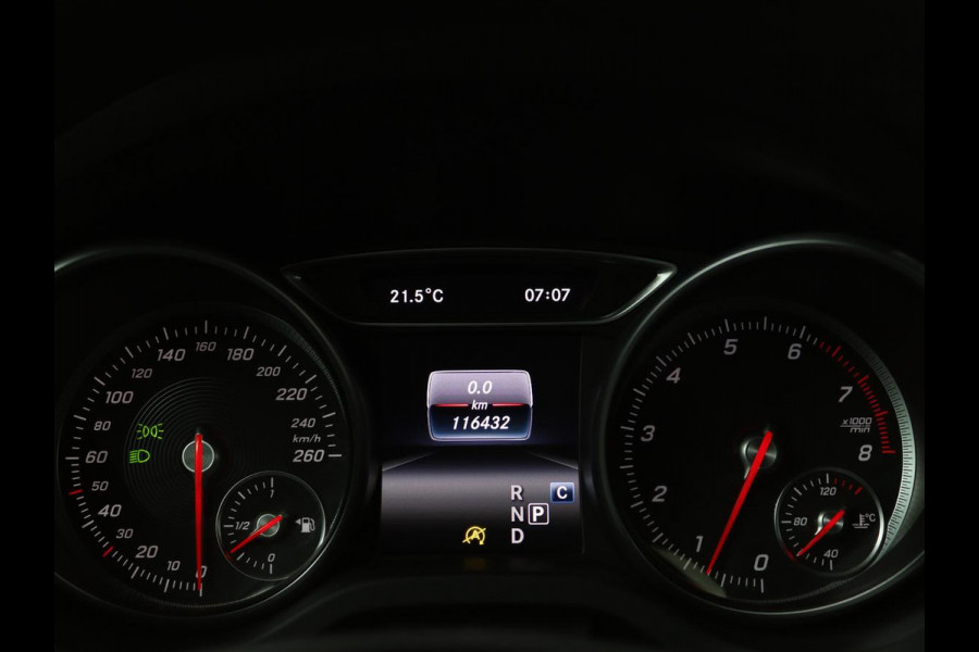 Mercedes-Benz CLA-Klasse 180 Urban | Stoelverwarming | Sportstoelen | Navigatie | Park Assist | Full LED | Half leder | Cruise control | Airco | Bluetooth