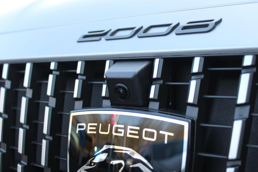 Peugeot 2008 1.2 Hybrid 136PK AUTOMAAT ALLURE *TREKHAAK* | NIEUWE AUTO! | CAMERA VOOR + ACHTER | KEYLESS ENTRY/START | PARKEERSENSOREN VOOR + ACHTER | DODEHOEK DETECTIE | 17" LICHTMETALEN VELGEN | ADAPTIVE CRUISE CONTROL | CLIMATE CONTROL | STOEL VERWARMING | DRAADLOZE APPLE CARPLAY/ANDROID AUTO |