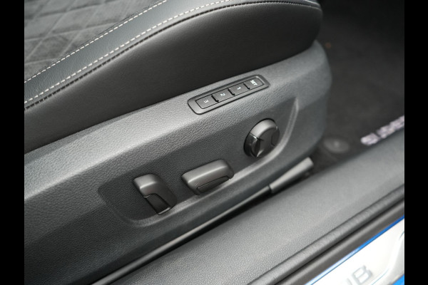 Škoda Superb Combi 1.4 TSI iV Sportline Business Plug In Hybrid 218pk PHEV | Panodak | Trekhaak af Fabriek | Alcantara Sportstoelen Memory | Adaptive Cruise | Crystal LED | Sfeerverlichting | Virtual | Navigatie | Apple Carplay | Stoelverwarming | DAB |