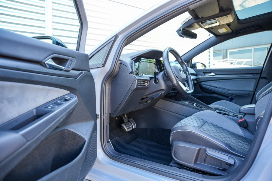 Volkswagen Golf 1.5 eTSI R-Line Nardo Pano IQ Led Automaat