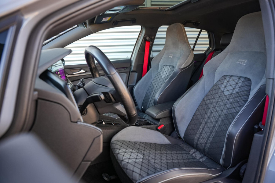 Volkswagen Golf 1.5 eTSI R-Line Nardo Pano IQ Led Automaat