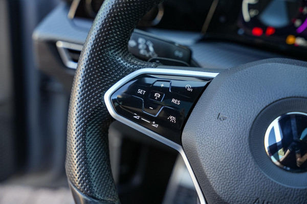 Volkswagen Golf 1.5 eTSI R-Line Nardo Pano IQ Led Automaat