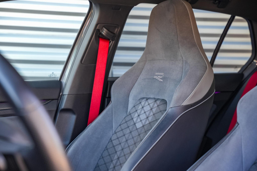 Volkswagen Golf 1.5 eTSI R-Line Nardo Pano IQ Led Automaat