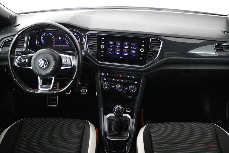 Volkswagen T-Roc 1.0 TSI Sport (PARKEERSENSOREN, NAVIGATIE, ACHTERUITRIJCAMERA, DIGITAAL DASHBOARD, CRUISE CONTROL, NL-AUTO)