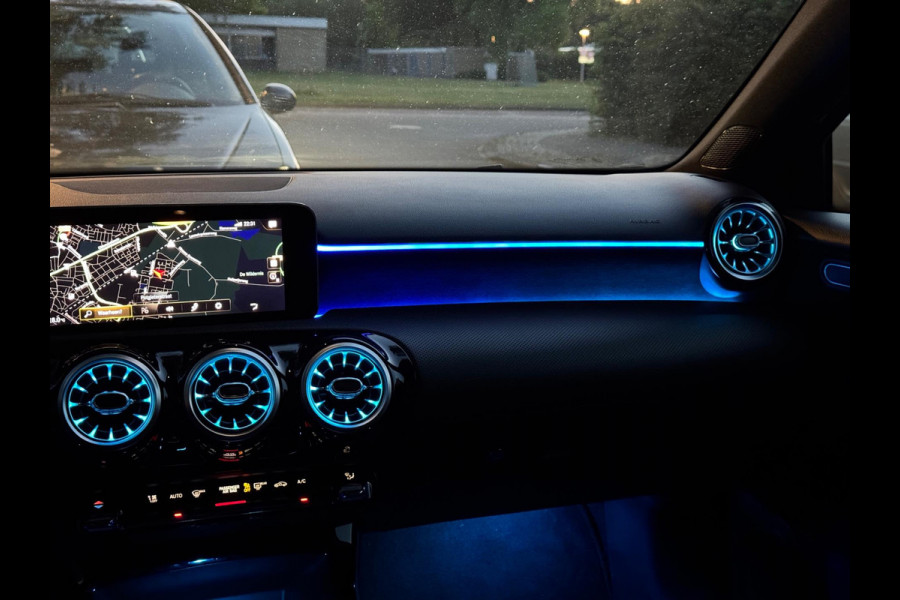 Mercedes-Benz A-Klasse A250 AUT AMG LED Pano Widescreen Navi