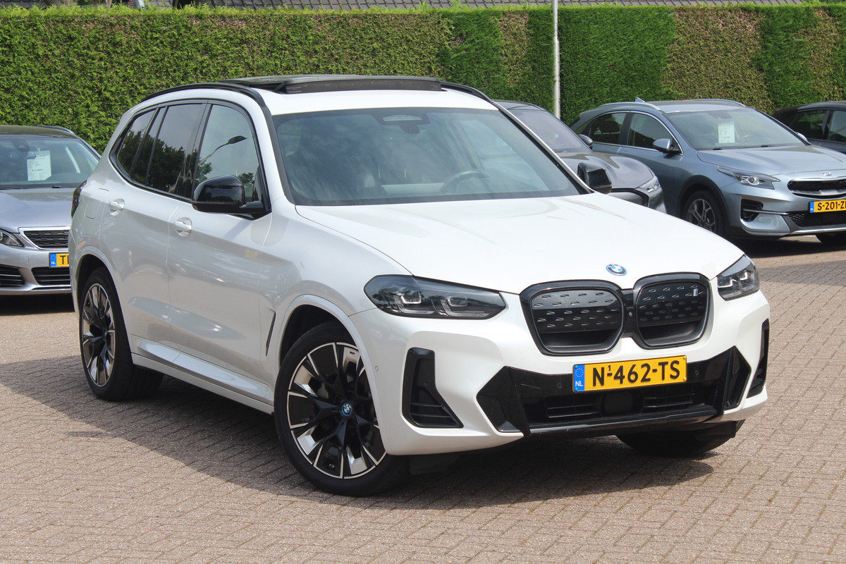 BMW iX3 High Executive 80 kWh / Panoramadak / 360Camera / Head-up / 20'' / Leder / Harman Kardon / Sfeerverlichting / Dodehoek / DAB / Stoelverwarming / ACC BMW iX3 High Executive 80 kWh / Panoramadak / 360Camera / Head-up / 20'' / Leder / Harman Kardon / Sfeerverlichting / Dodehoek / DAB / Stoelverwarming / ACC