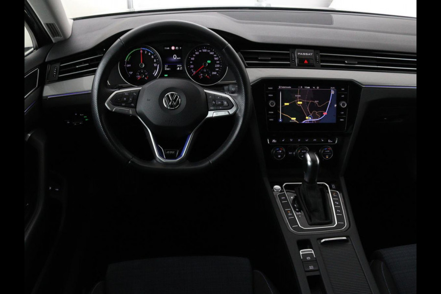 Volkswagen Passat 1.4 TSI PHEV GTE Business | Adaptive cruise | Camera | Carplay | Stoelverwarming | Massage | Navigatie | Full LED