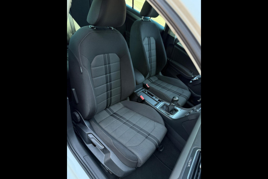 Volkswagen Golf 1.0 TSI CarPlay Camera LED
