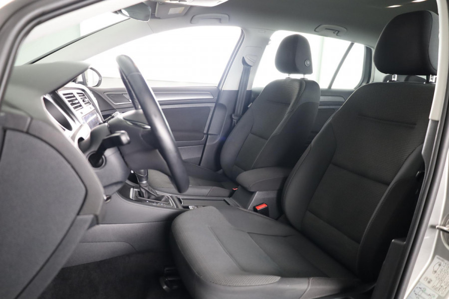 Volkswagen Golf 1.0 TSI Comfortline 110 pk Automaat (DSG) | Navigatie | Parkeersensoren | Achteruitrijcamera | Adaptieve cruise control | Stoelverwarming | Autom. Airco |