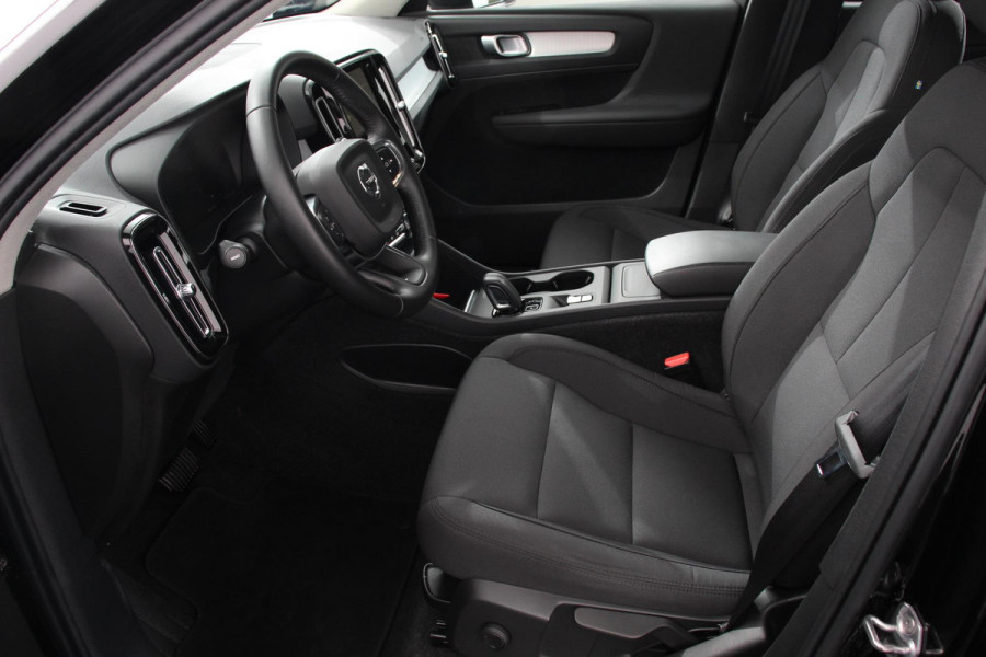 Volvo XC40 1.5 T3 163 pk Automaat Momentum | Navigatie | Apple Carplay / Android Auto | Parkeersensor achter | Adaptive Cruise Control | Virtual Cockpit | Stoelverwarming | LED kop- en mistlampen | Sensus Connect met High Performance Sound | Inductielader | Lane Assist