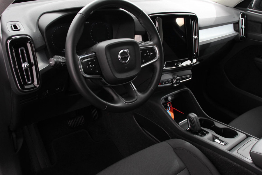 Volvo XC40 1.5 T3 163 pk Automaat Momentum | Navigatie | Apple Carplay / Android Auto | Parkeersensor achter | Adaptive Cruise Control | Virtual Cockpit | Stoelverwarming | LED kop- en mistlampen | Sensus Connect met High Performance Sound | Inductielader | Lane Assist