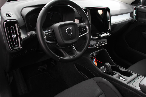 Volvo XC40 1.5 T3 163 pk Automaat Momentum | Navigatie | Apple Carplay / Android Auto | Parkeersensor achter | Adaptive Cruise Control | Virtual Cockpit | Stoelverwarming | LED kop- en mistlampen | Sensus Connect met High Performance Sound | Inductielader | Lane Assist