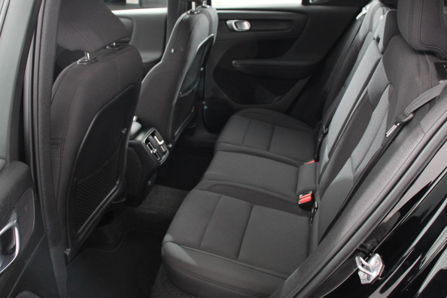 Volvo XC40 1.5 T3 163 pk Automaat Momentum | Navigatie | Apple Carplay / Android Auto | Parkeersensor achter | Adaptive Cruise Control | Virtual Cockpit | Stoelverwarming | LED kop- en mistlampen | Sensus Connect met High Performance Sound | Inductielader | Lane Assist