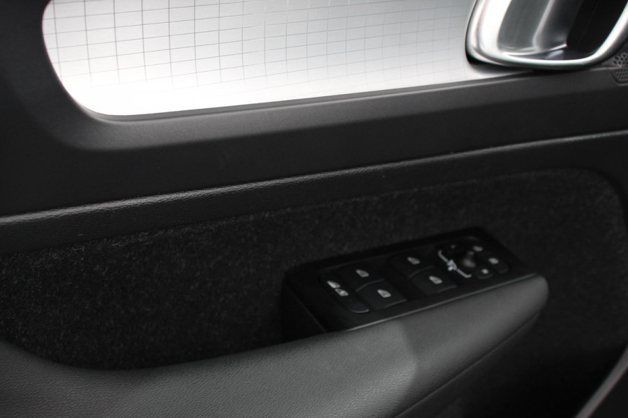 Volvo XC40 1.5 T3 163 pk Automaat Momentum | Navigatie | Apple Carplay / Android Auto | Parkeersensor achter | Adaptive Cruise Control | Virtual Cockpit | Stoelverwarming | LED kop- en mistlampen | Sensus Connect met High Performance Sound | Inductielader | Lane Assist