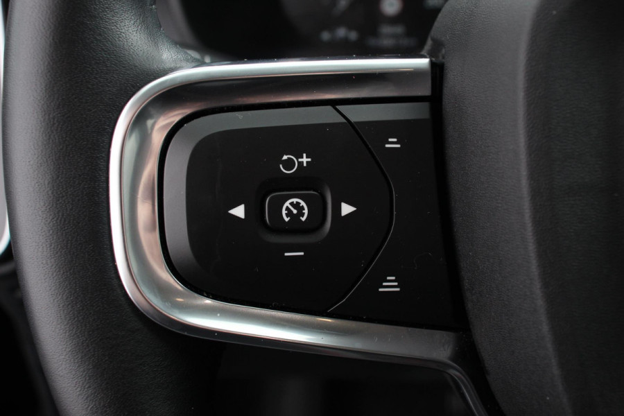 Volvo XC40 1.5 T3 163 pk Automaat Momentum | Navigatie | Apple Carplay / Android Auto | Parkeersensor achter | Adaptive Cruise Control | Virtual Cockpit | Stoelverwarming | LED kop- en mistlampen | Sensus Connect met High Performance Sound | Inductielader | Lane Assist