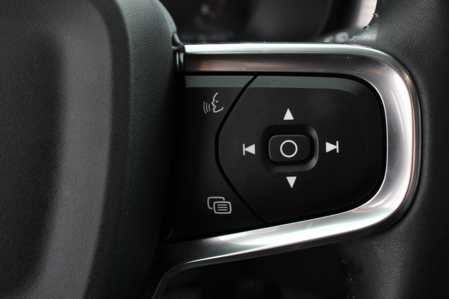 Volvo XC40 1.5 T3 163 pk Automaat Momentum | Navigatie | Apple Carplay / Android Auto | Parkeersensor achter | Adaptive Cruise Control | Virtual Cockpit | Stoelverwarming | LED kop- en mistlampen | Sensus Connect met High Performance Sound | Inductielader | Lane Assist