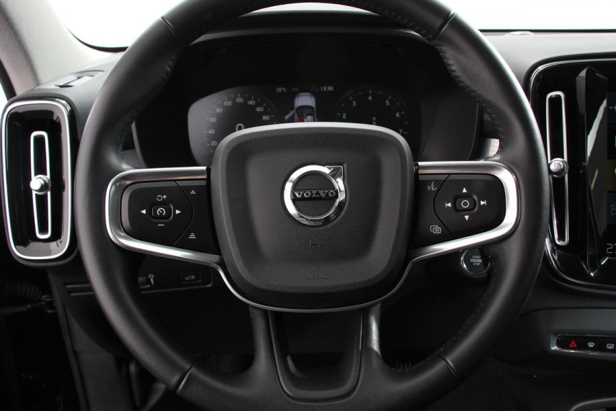 Volvo XC40 1.5 T3 163 pk Automaat Momentum | Navigatie | Apple Carplay / Android Auto | Parkeersensor achter | Adaptive Cruise Control | Virtual Cockpit | Stoelverwarming | LED kop- en mistlampen | Sensus Connect met High Performance Sound | Inductielader | Lane Assist