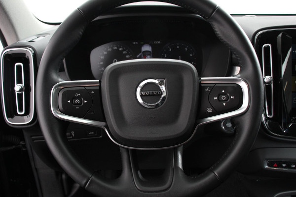 Volvo XC40 1.5 T3 163 pk Automaat Momentum | Navigatie | Apple Carplay / Android Auto | Parkeersensor achter | Adaptive Cruise Control | Virtual Cockpit | Stoelverwarming | LED kop- en mistlampen | Sensus Connect met High Performance Sound | Inductielader | Lane Assist