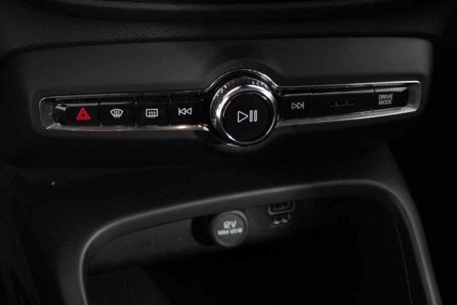 Volvo XC40 1.5 T3 163 pk Automaat Momentum | Navigatie | Apple Carplay / Android Auto | Parkeersensor achter | Adaptive Cruise Control | Virtual Cockpit | Stoelverwarming | LED kop- en mistlampen | Sensus Connect met High Performance Sound | Inductielader | Lane Assist