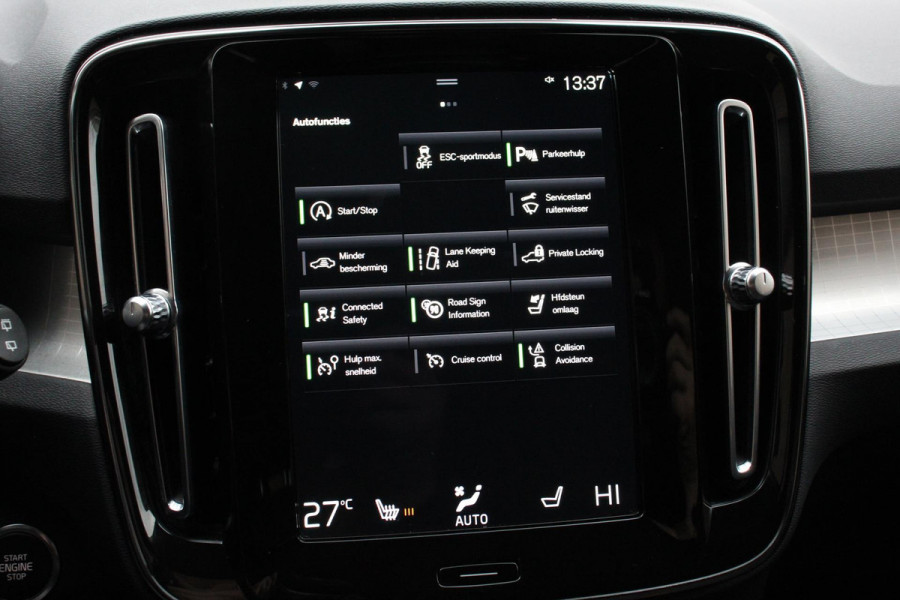 Volvo XC40 1.5 T3 163 pk Automaat Momentum | Navigatie | Apple Carplay / Android Auto | Parkeersensor achter | Adaptive Cruise Control | Virtual Cockpit | Stoelverwarming | LED kop- en mistlampen | Sensus Connect met High Performance Sound | Inductielader | Lane Assist
