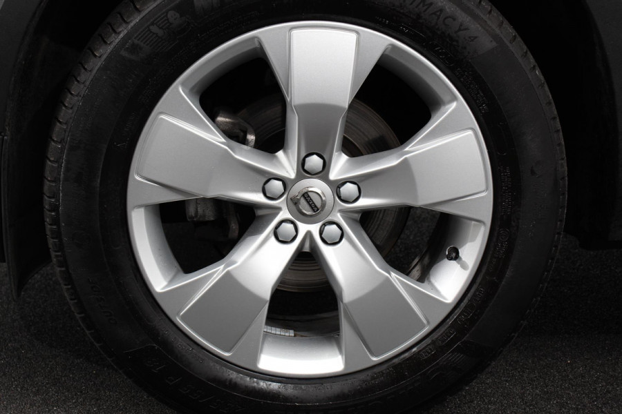 Volvo XC40 1.5 T3 163 pk Automaat Momentum | Navigatie | Apple Carplay / Android Auto | Parkeersensor achter | Adaptive Cruise Control | Virtual Cockpit | Stoelverwarming | LED kop- en mistlampen | Sensus Connect met High Performance Sound | Inductielader | Lane Assist