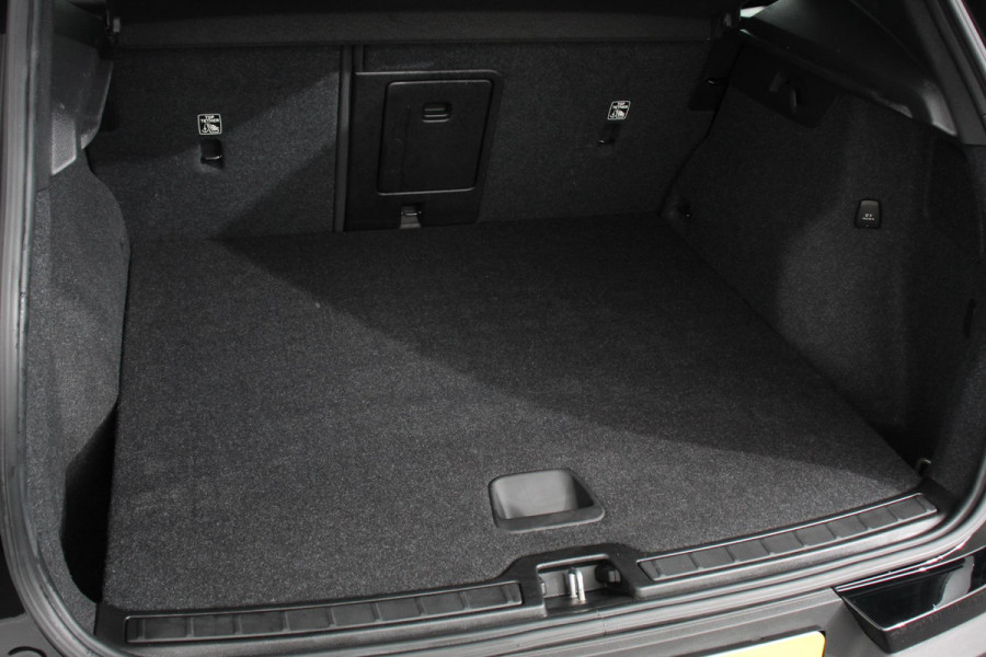 Volvo XC40 1.5 T3 163 pk Automaat Momentum | Navigatie | Apple Carplay / Android Auto | Parkeersensor achter | Adaptive Cruise Control | Virtual Cockpit | Stoelverwarming | LED kop- en mistlampen | Sensus Connect met High Performance Sound | Inductielader | Lane Assist