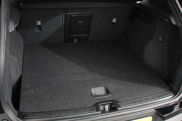 Volvo XC40 1.5 T3 163 pk Automaat Momentum | Navigatie | Apple Carplay / Android Auto | Parkeersensor achter | Adaptive Cruise Control | Virtual Cockpit | Stoelverwarming | LED kop- en mistlampen | Sensus Connect met High Performance Sound | Inductielader | Lane Assist