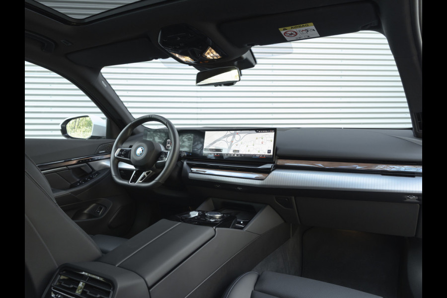 BMW 5 Serie Touring 550e xDrive M-Sport Pro - Pano - Driving Ass Prof - Onderstel Prof