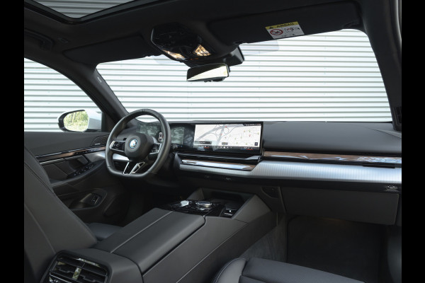 BMW 5 Serie Touring 550e xDrive M-Sport Pro - Pano - Driving Ass Prof - Onderstel Prof