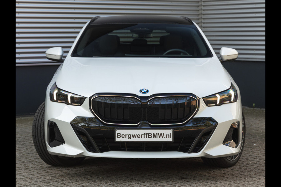 BMW 5 Serie Touring 550e xDrive M-Sport Pro - Pano - Driving Ass Prof - Onderstel Prof